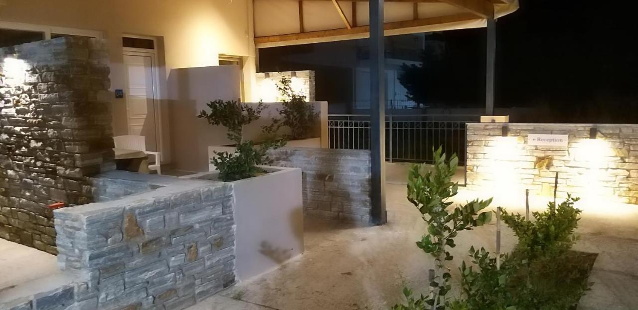 אגיוי אפוסטולי Petries Studios מראה חיצוני תמונה