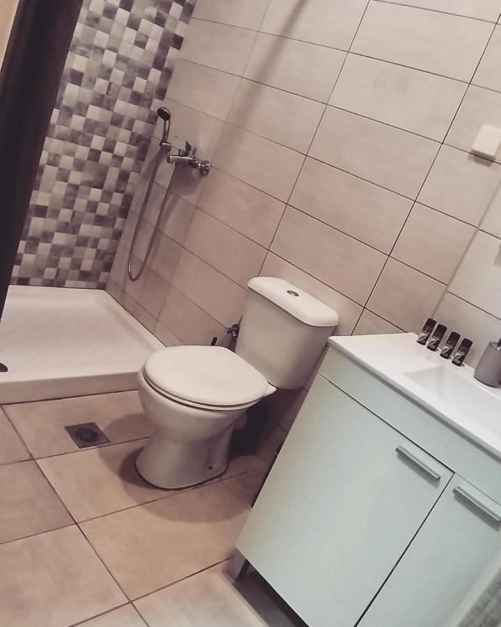 אגיוי אפוסטולי Petries Studios מראה חיצוני תמונה