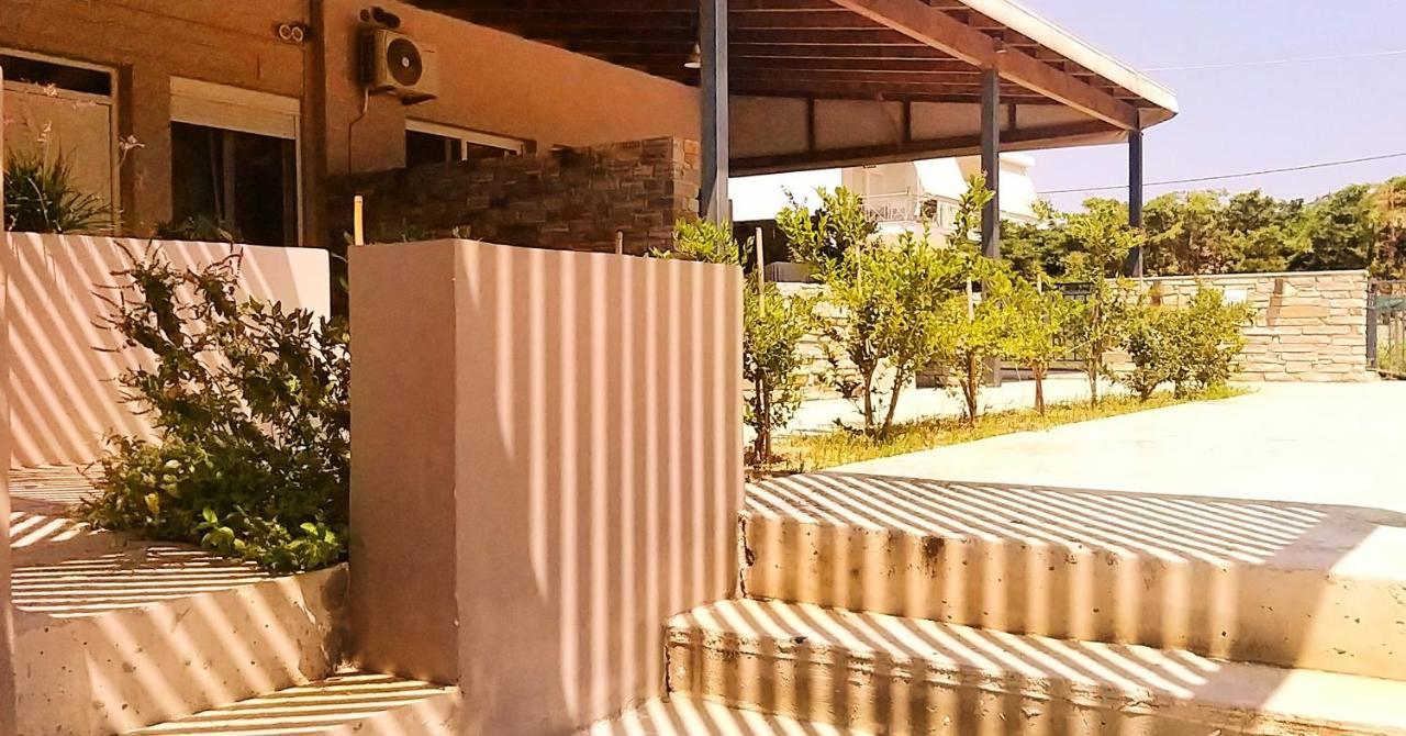 אגיוי אפוסטולי Petries Studios מראה חיצוני תמונה